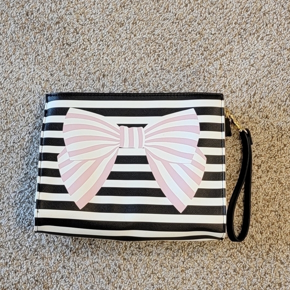 Betsey Johnson Handbags - Betsey Johnson clutch/wristlet purse🎀
